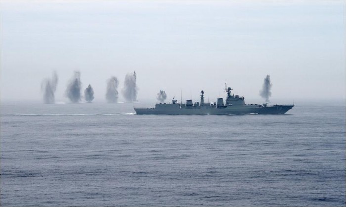 Tàu chiến bắn hỏa lực trong cuộc diễu hành tập trận phô diễn sức mạnh của Hải quân Nga, Trung Quốc